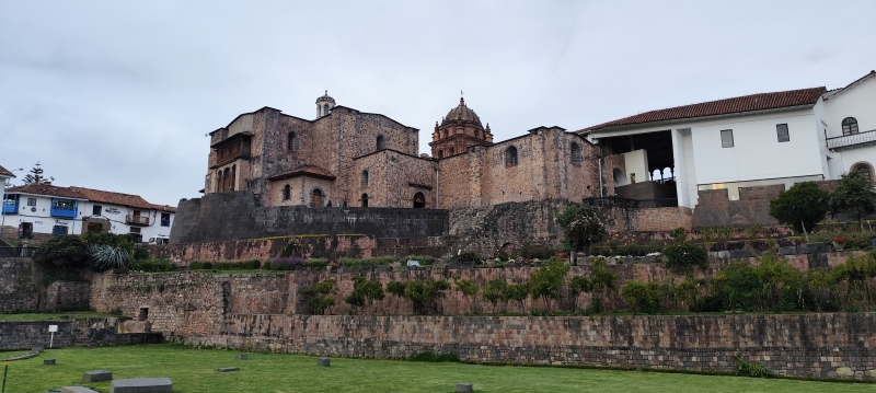 Explanada y restos del Qorikancha, con la Iglesia de Santo Domingo al fondo.