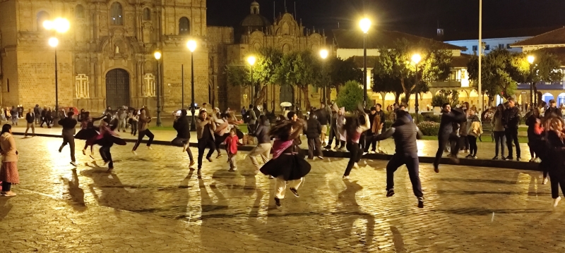 Bien entrada la noche, grupos continúan bailando en la Plaza de Armas