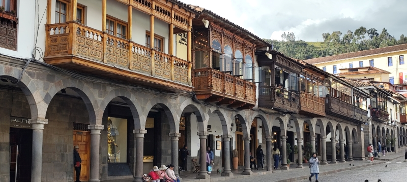 Los hermosos soportales y balcones de la Plaza de Armas del Cuzco, la mayoría ocupados por restaurantes.