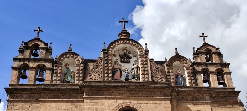 Remate superior de la Iglesia de la Sagrada Familia, en Cuzco.