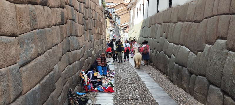 Hatunrumiyoc, llegando a la Piedra de los 12 ángulos, en Cuzco.