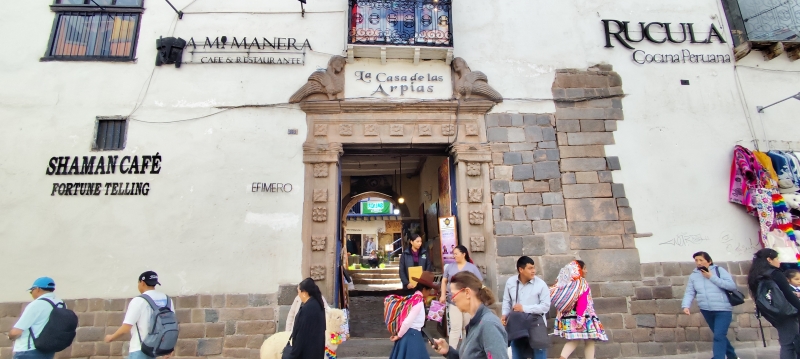 Restaurantes y terrazas interiores en Cuzco.