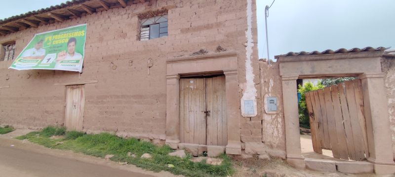 Casas rústicas de barro con puertas de piedra en Maras