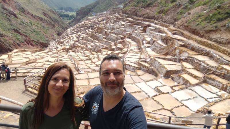 Frente a las terrazas de La Salinera de Maras