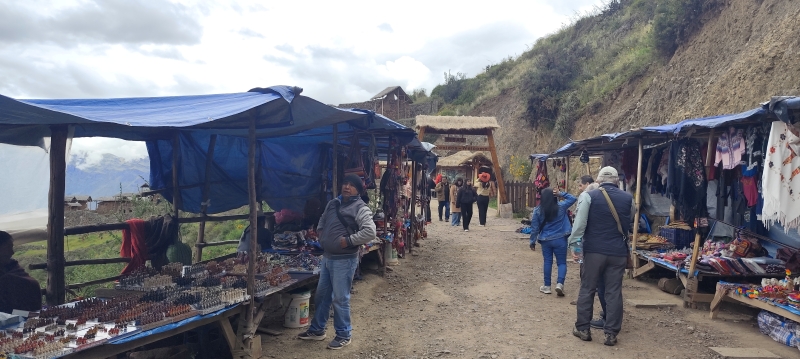 Puestos de artesanías, comidas y bebidas, en la entrada de las Ruinas de Pisac