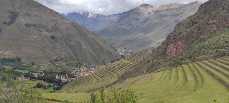 Las terrazas de cultivo descienden hasta el valle desde el poblado de Pisac