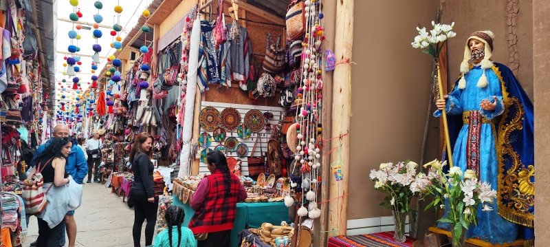 El colorista y exótico mercado de artesanías de Pisac