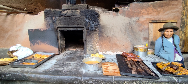 En un patio interior , un horno prepara panes, empanaditas y asa cuis