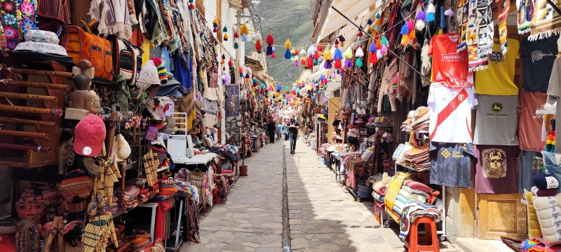 Las estrechas y coloridas calles de Pisac, repletas de negocios y restaurantes,