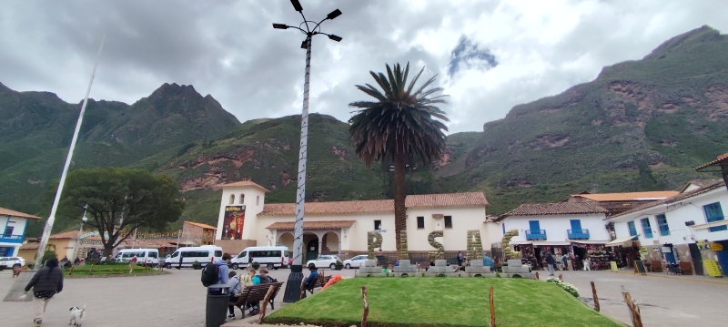 Plaza principal de Pisac, con la Iglesia dominando el recinto.