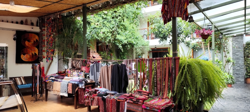 Terrazas y patios interiores en Pisac, donde se puede tomar un café o comprar artesanías y textiles