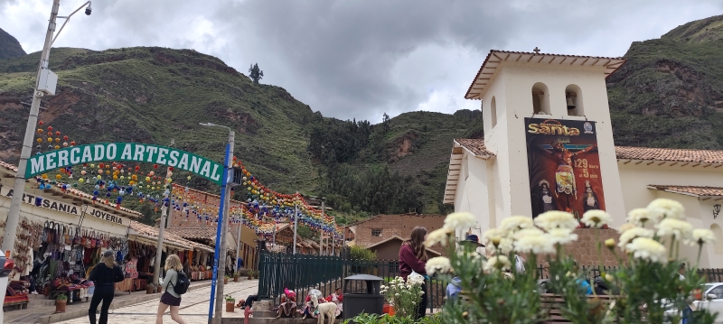 Mercado Artesanal junto a la plaza de Pisac