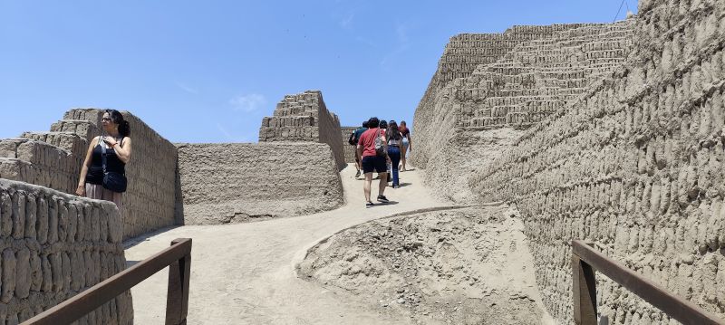 Las rampas comunican los distintos niveles de la pirámide en la Huaca Pucllana