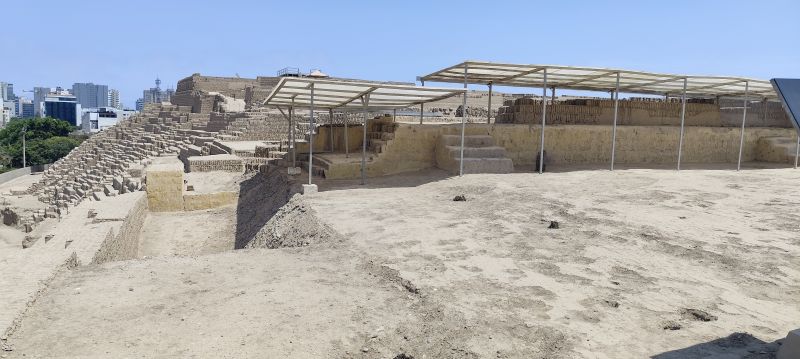 Los patios a distintos niveles y los cambios estructurales continuos confieren a la pirámide una forma irregular