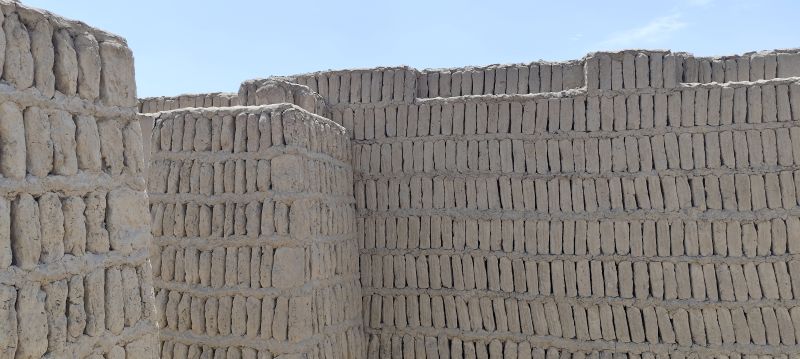 Los muros de adobes verticales se asemejan a libros