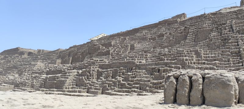La irregular pirámide de adobe de la Huaca Pucllana vista desde uno de los vértices de la base