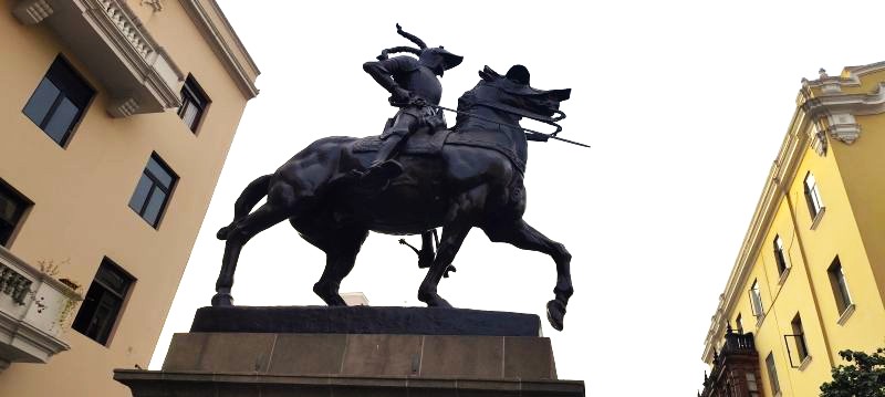 Estatua de Pizarro en Lima
