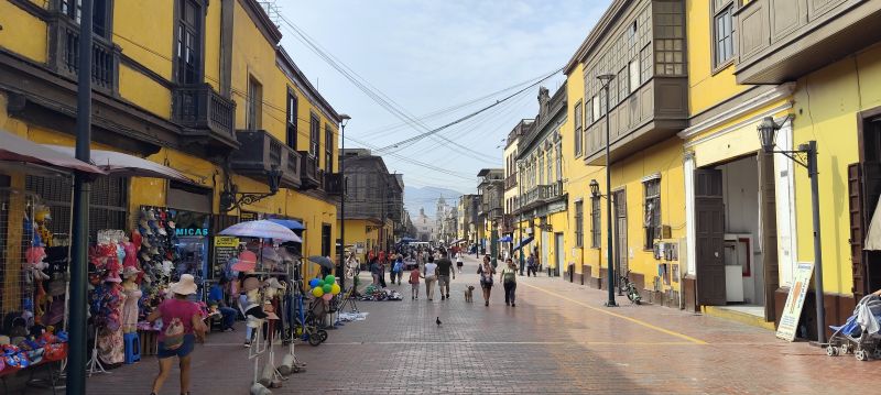 Camino de la iglesia de San Lorenzo, saliendo del centro de Lima