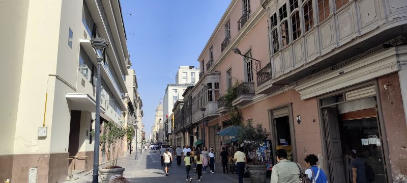 Balcones algo deteriorados en el centro histórico de Lima