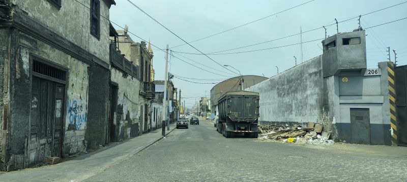 Instalaciones industriales y portuarias no muy lejos del centro del Callao