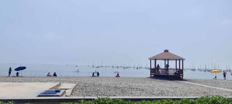 Playa de Cantolao, en La Punta del Callao, con el puesto deportivo al fondo