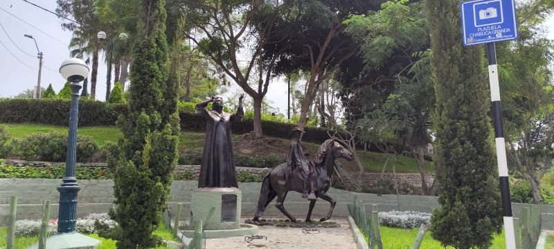 Monumento a Chabuca Granda, junto al Puente de Los Suspiros