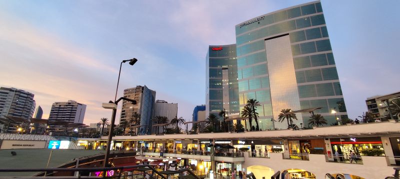 La animada y moderna plaza creada tras la construcción de Larcomar.