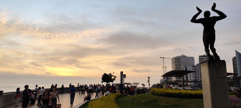 La gente abarrota el paseo al caer la noche