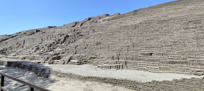 La Huaca de Pucllana, Una enorme pirámide irregular de ladrillos de adobe en el centro de Miraflores, Lima.