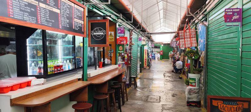 Mercadito de barrio en Barranco, llamado C.C. El Capullo.